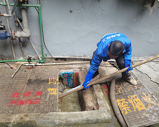 白玉清掏化粪池